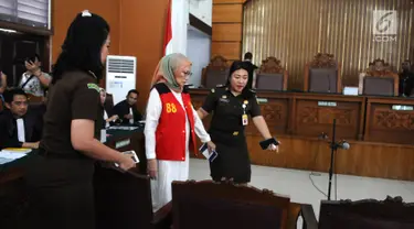 Terdakwa Ratna Sarumpaet dikawal petugas tiba di Pengadilan Negeri (PN) Jakarta Selatan, Kamis (29/2). Ratna menjalani sidang dakwaan perdana atas kasus penyebaran berita hoaks yang menyebutkan wajah lebam. (Liputan6.com/Herman Zakharia) 