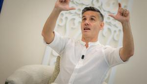Pelatih Timnas Indonesia, John Herdman menjalani wawancara eksklusif dalam program Bola Break dari Bola.com di Jakarta, Selasa (12/5/2026). (Bola.com/Bagaskara Lazuardi)