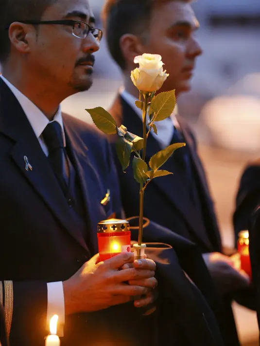 Karyawan maskapai Germanwings menyalakan lilin di kantor pusat di Bandara Cologne Bonn, Jerman, Selasa (24/3/2015). Pesawat yang membawa 150 penumpang itu jatuh dalam perjalanan dari Barcelona, Spanyol menuju Dusseldorf, Jerman. (REUTERS/Wolfgang Rattay)