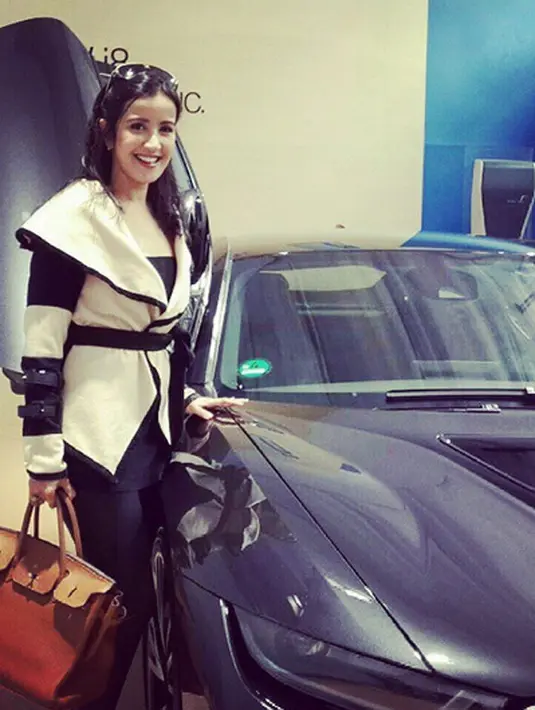 "Sampai saya dikejar debt collector, mau narik mobil itu. Sekitar jam 10.00 pagi, di Puncak saat mau turun ke Jakarta, saya ditangkap di situ. Mana ramai orang lihat dan tahu itu Andi Soraya," ucap Andi Soraya dengan mimik kesal. (Instagram/andysoraya)