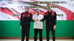 Ketua Umum PP PBVSI, Imam Sudjarwo (tengah) berfoto bersama kapten Timnas Voli Putra Indonesia, Nizar Zulfikar (kanan) dan kapten Timnas Voli Putri Indonesia, Wilda Siti Nurfadilah Sugandi saat acara pelepasan Timnas Voli Indonesia untuk SEA Games 2023 di Padepokan Voli Jenderal Polisi Kunarto, Sentul, Sabtu (29/04/2023). (Bola.com/Bagaskara Lazuardi)