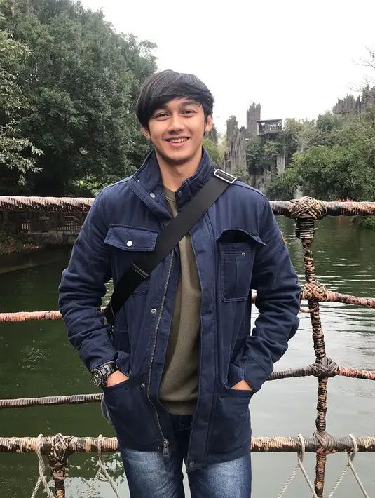 Gaya OOTD saat berlibur juga terlihat santai. Ia pun memadukan kaus dengan jaket dan celana jeans yang terlihat simpel. Caesar Hito juga mengenakan jam tangan sebagai pelengkap. (Liputan6.com/IG/@hitocaesar)