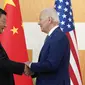 Presiden AS Joe Biden, kanan, dan Presiden China Xi Jinping berjabat tangan sebelum pertemuan mereka di sela-sela KTT G20, Senin, 14 November 2022, di Nusa Dua, Bali, Indonesia. (Foto AP/Alex Brandon)