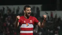 Penyerang Madura United, Miljan Skrbic, mencetak brace dalam kemenangan 2-1 atas Persik Kediri dalam lanjutan BRI Liga 1 2024/2025 di Stadion Gelora Bangkalan, Senin (28/4/2025) malam WIB. (Bola.com/Wahyu Pratama)