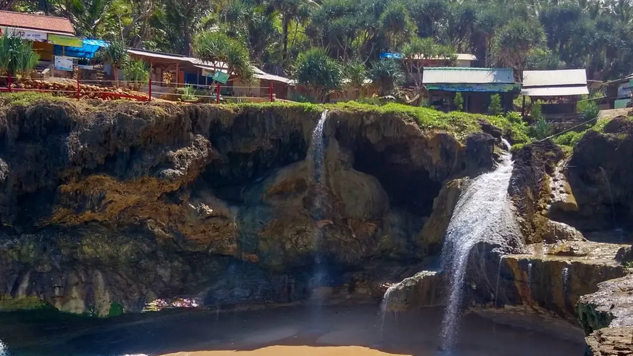 5 Wisata Pantai di Jawa Timur Dekat Dengan Air Terjun