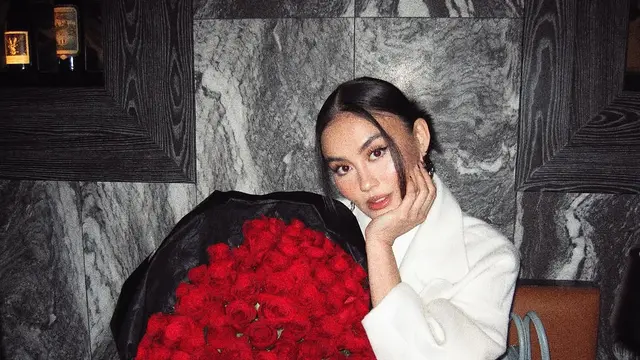 Gaya Bucin Agnez Mo dan Adam Rosyadi Rayakan Anniversary ke-4, Tampil Cantik dengan Wajah Glowing Saat Dapat Hand Bouquet Mawar