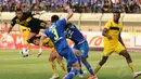 Beberapa kali sempat terjadi kemelut di muka gawang Barito Putera saat berlaga melawan Persib Bandung di Stadion Si Jalak Harupat, (10/6/2014). (Liputan6.com/Helmi Fithriansyah)