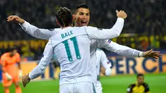 Pemain Real Madrid, Cristiano Ronaldo dan Gareth Bale berselebrasi setelah mencetak gol ke gawang Borussia Dortmund dalam lanjutan Liga Champions di Signal Iduna Park, Rabu (27/9). Duet Ronaldo dan Bale mengantarkan Madrid menang 3-1. (AP/Martin Meissner)