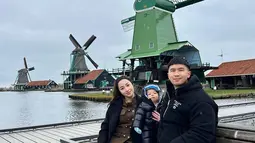 Kurang rasanya kalau liburan ke Negeri Kincir Angin belum mengabadikan momen bersama bangunan ikonik ini. Seru naik perahu di kanal, memang menjadi salah satu pilihan liburan seru di negara ini. (Liputan6.com/IG/@nikitawillyofficial94)