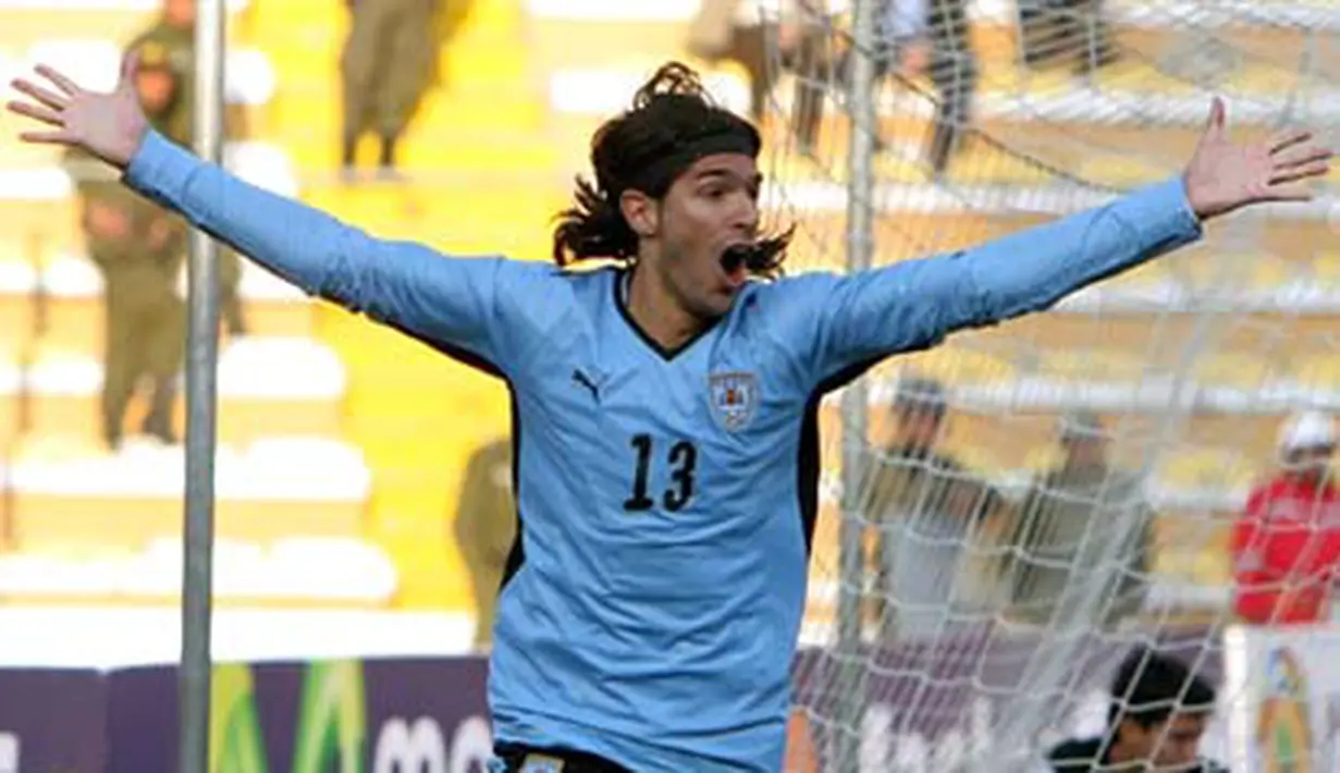 Uruguayan player Sebastian Abreu celebrates scoring the team's second goal against Chile during their FIFA World Cup South Africa-2010 qualifier football match in Montevideo 18 November 2007. AFP PHOTO / Miguel ROJO