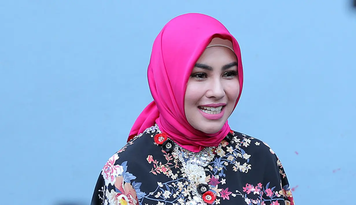 "Bulan Januari sempat ngimpi, dingajiin ama mama, aku jadi mayit. Setelah itu jadi ga bisa tidur, jantung berdebar," kata Kartika Putri di studio Trans TV, kawasan Tendean, Jakarta Selatan, Senin (12/2/2018). (Deki Prayoga/Bintang.com)