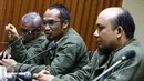Mantan Ketua KPK Abraham Samad menyampaikan keterangnya usai melakukan diskusi internal bersama para pegawai KPK di gedung KPK, Jakarta, Kamis (30/3). Mereka juga membahas terkait revisi UU KPK di DPR. (Liputan6.com/Helmi Afandi)