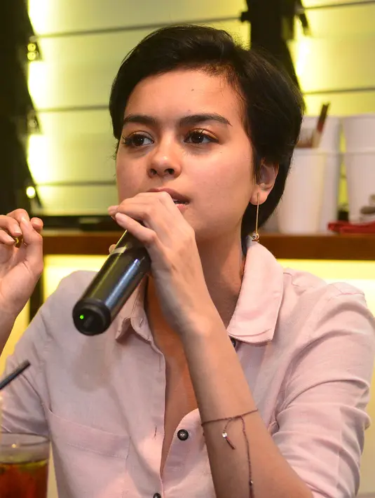 Meski kangen dengan akting, ia mengaku masih memilih musik ketimbang peran. Meski tidak menjelaskan secara detail, ia mengatakan bahwa dengan lewat musik bisa lebih bebas dalam berekspresi. (Galih W. Satria/Bintang.com)