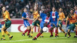 Karier George Weah mulai mendunia saat bermain untuk PSG. Pemain dengan tinggi 185 cm itu berhasil meraih gelar Ballon d'Or 1995 dan menjadi top scorer Liga Champions musim 1994/95. (AFP/Jean-Loup Gautreau)