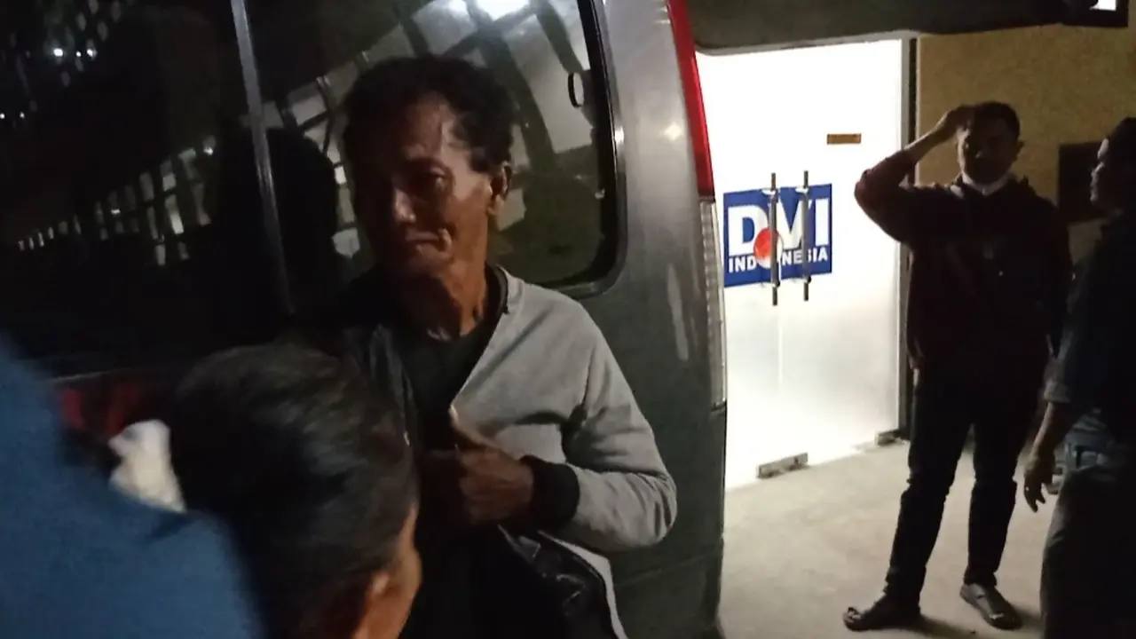 Orang tua Putra (16) saat di RS Bhayangkara Kendari, dia merupakan nelayan tewas ditembak polisi di Konawe Selatan.