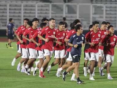 Sejumlah pemain Timnas Indonesia U-23 berlari kecil saat sesi latihan di Stadion Madya, Kompleks Gelora Bung Karno, Senayan, Jakarta, Kamis (10/7/2025). (Liputan6.com/Helmi Fithriansyah)
