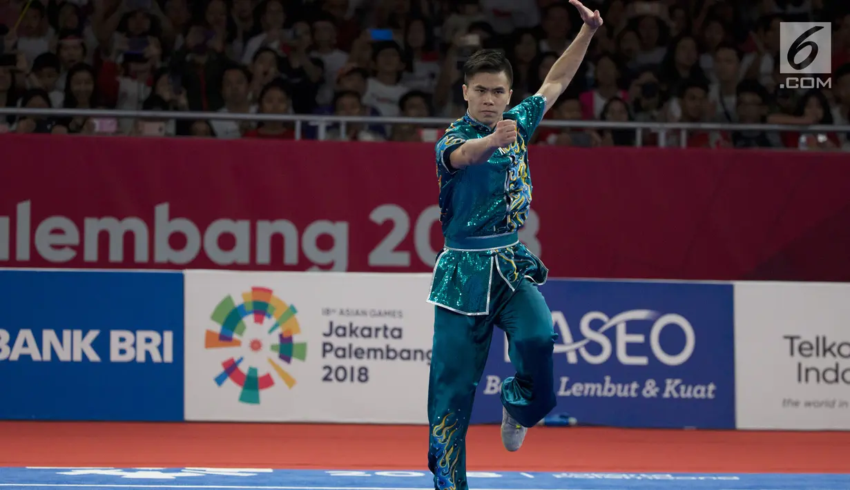 Atlet wushu putra Indonesia, Marvelo Edgar Xavier saat beraksi dalam nomor Cangquan putra Asian Games di JIExpo, Kemayoran Jakarta, Minggu (19/8). Edgar meraih nilai tertinggi kedua, 9,72, dan berhak meraih medali perak. (Bola.com/Vitalis Yogi Trisna)