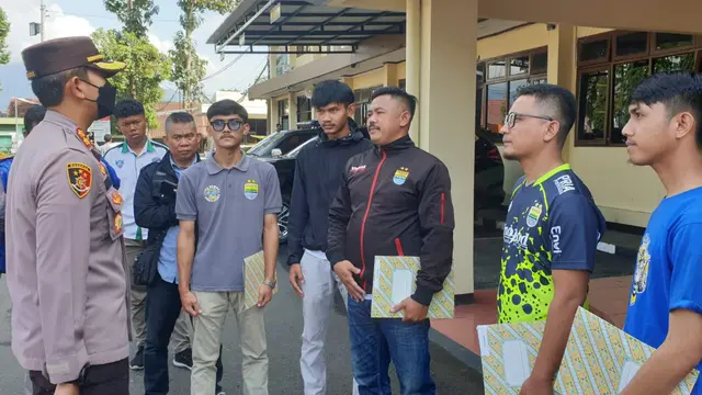 Perwakilan Viking Distrik Garut, Ultras, The Bombs, Garman atau Garut Mania, tengah berbincang dengan Kapolres Garut AKBP Wirdhanto Hadicaksono, selepas mendapatkan penghargaan. (Liputan6.com/Jayadi Supriadin)