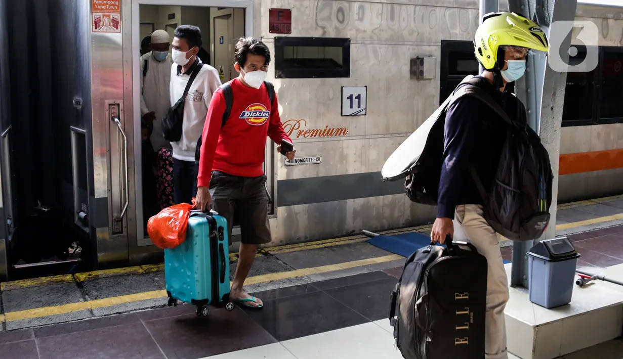 Pemudik tiba di Stasiun Senen, Jakarta, Minggu (23/5/2021). Plt Kepala Dinas Dukcapil DKI Budi Awaludin mencatat hingga hari Sabtu, 22 Mei 2021, atau sepekan arus balik Lebaran, jumlah warga yang tiba di Jakarta sudah mencapai angka 27.160 orang. (Liputan6.com/Johan Tallo)