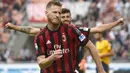 Pemain AC Milan, Ignazio Abate merayakan golnya ke gawang Hellas Verona pada lanjutan Serie A di San Siro stadium, Milan, (5/5/2018). AC Milan menang telak 4-1. (AFP/Miguel Medina)