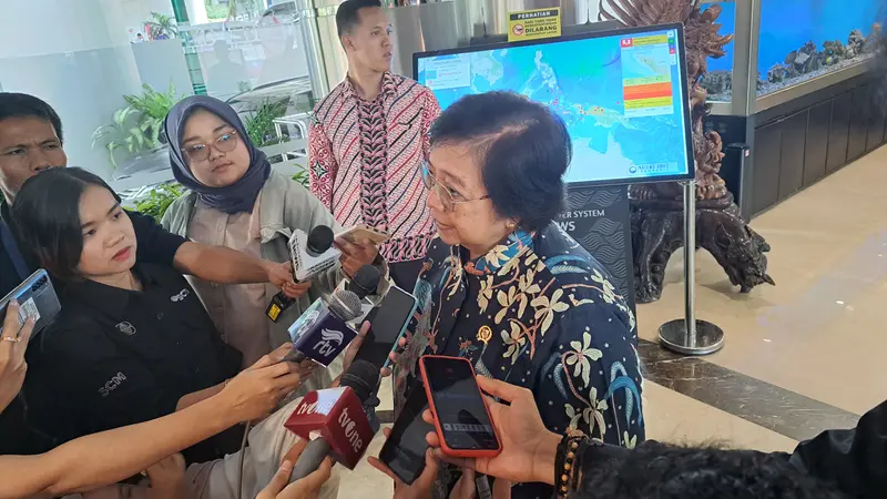 Menteri Lingkungan Hidup dan Kehutanan (LHK) Siti Nurbaya Bakar saat ditemui wartawan di di Kantor Kementerian Koordinator Bidang Kemaritiman dan Investasi, Jakarta Pusat pada Jumat (18/8/2023).
