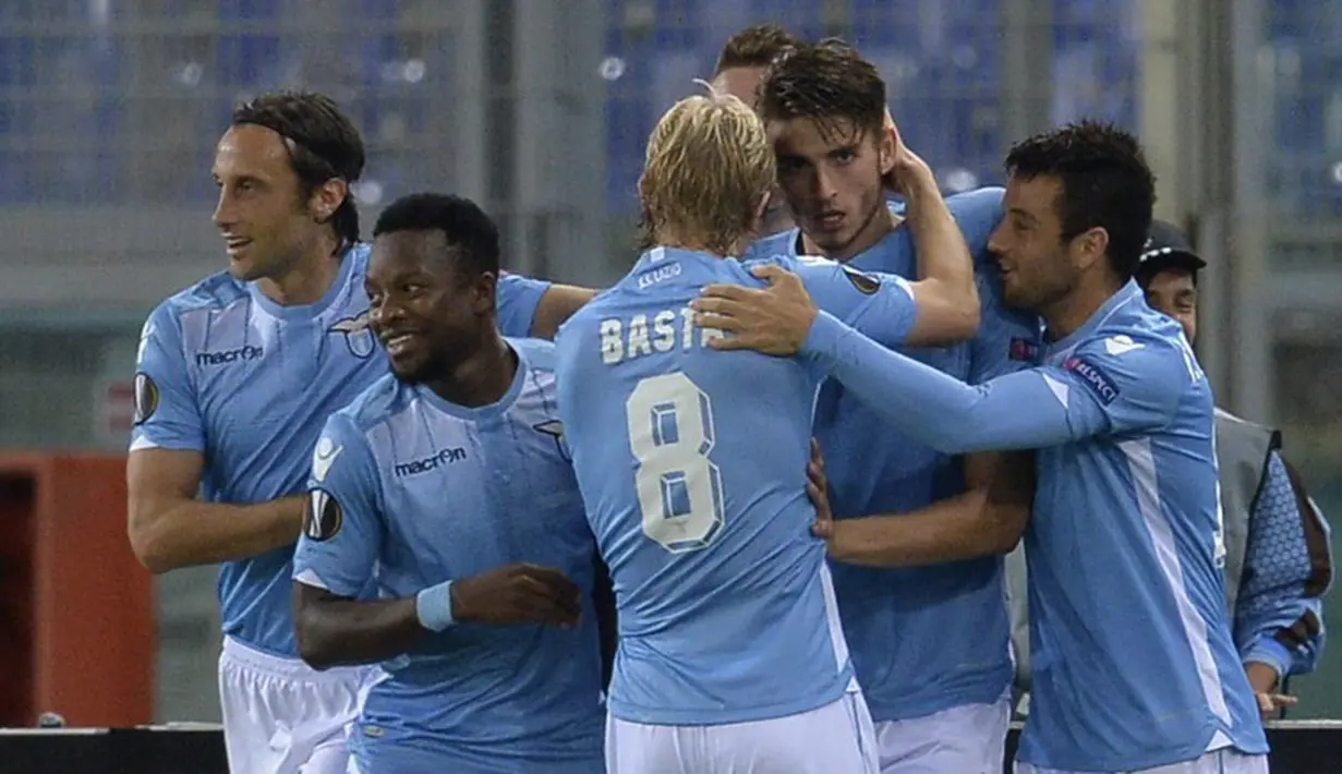 Para pemain Lazio merayakan gol yang di cetak  Wesley Hoedt (C) dalam Laga Liga Europa UEFA antara Lazio vs Saint Etienne di Stadion Olympic Roma, Jumat(2/10/2015). Lazio menang tipis 3-2. AFP Photo / Andreas Solaro