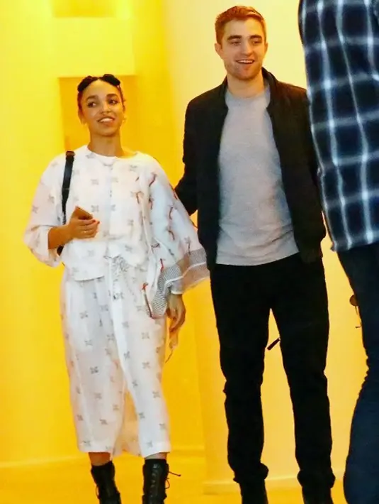 Meskipun tidak pernah memamerkan kemesraannya di hadapan publik, namun Pattinson dan Twigs selalu menjaga keromantisan dan hubungannya. Mereka mengisinya dengan kegiatan yang bersifat positif. (AFP/Bintang.com)