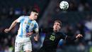 Pemain Argentina, Nehuen Perez (kiri) berduel udara dengan pemain El Savador, Pablo Punyed pada laga FIFA Matchday melawan El Savador yang berlangsung di Lincoln Financial Field, Philadelphia, Amerika Serikat, Sabtu (23/03/2024) WIB. La Albiceleste menang dengan skor 3-0. (AFP/Charly Triballeau)