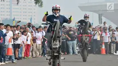 Freestyler melakukan atraksi freestyle sepeda motor saat memeriahkan Festival Damai Millenial Road Safety di Monas, Jakarta, Minggu (23/6/2019). Festival ini menyosialisasikan disiplin berlalu lintas serta merajut persatuan dan kesatuan, khususnya generasi millienial. (merdeka.com/Iqbal Nugroho)