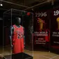 Jersey 'The Last Dance' NBA Finals 1998 yang dikenakan Michael Jordan, dari game 1, ditampilkan selama penjualan 'Invictus' Sotheby, di New York City pada 6 September 2022. (ANGELA WEISS / AFP)