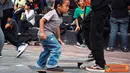 Citizen6, Bandung: Tak hanya remaja, anak-anak juga turut meluncur dengan papan beroda yang tak sepadan dengan tubuhnya. (Pengirim: Aries Radhmandy)