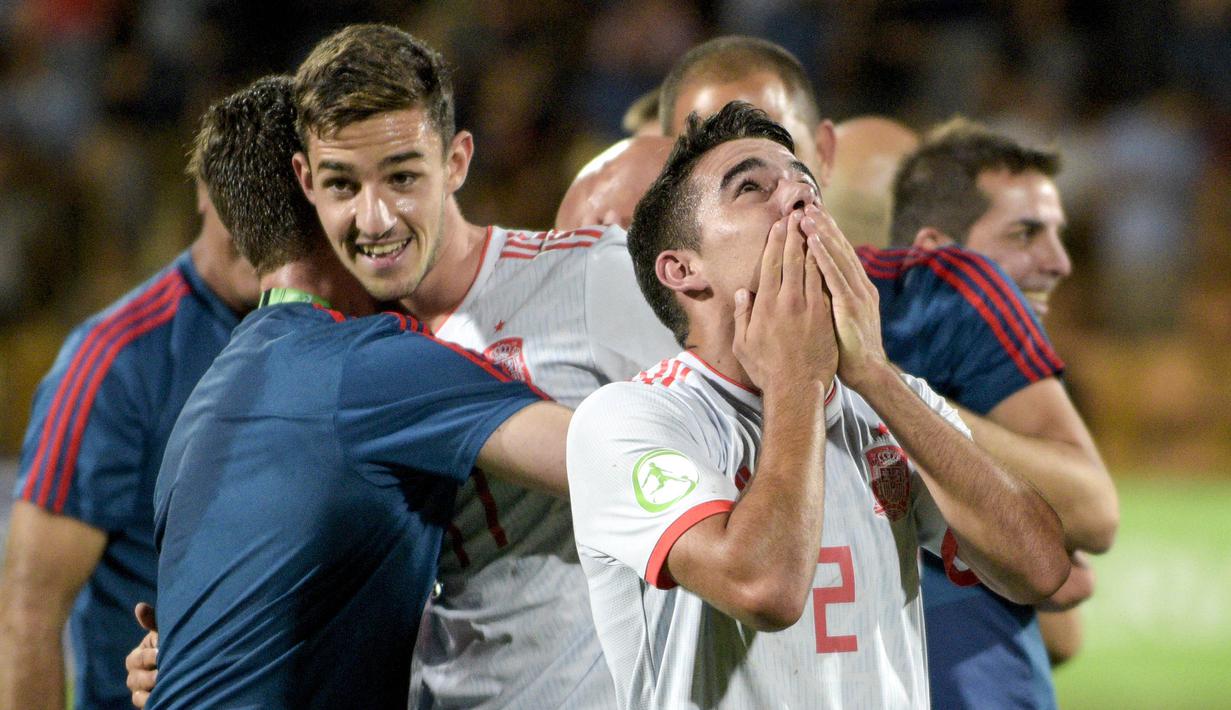 Para pemain Spanyol merayakan gelar juara Piala Eropa U-19 usai mengalahkan Portugal di Yerevan, Armenia, Sabtu (27/7). Spanyol menang 2-0 atas Portugal. (AFP/Karen Minasyan)