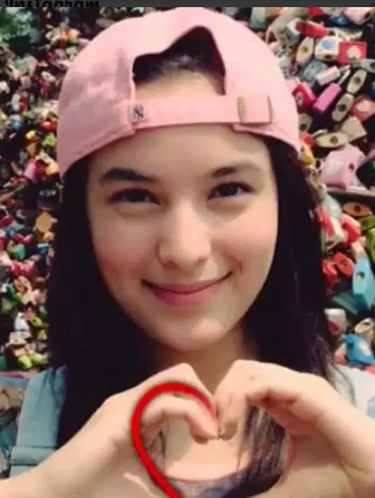 Tidak tampak kekasihnya yang mendampingi, saat sedang berpose di N Soul Tower atau Namsan Tower tersebut. (Instagram/chelseaislan)