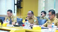 Wamendagri John Wempi Wetipo saat Raker bersama DPD RI dengan agenda Persiapan Pemilu dan Pilkada Serentak Tahun 2024 serta Pembahasan RUU Perubahan UU DKI Jakarta Pasca Tidak Menjadi Ibu Kota Negara, di Ruang Rapat Sriwijaya Kantor Pusat DPD RI, Senayan, Jakarta, Senin (3/7/2023).