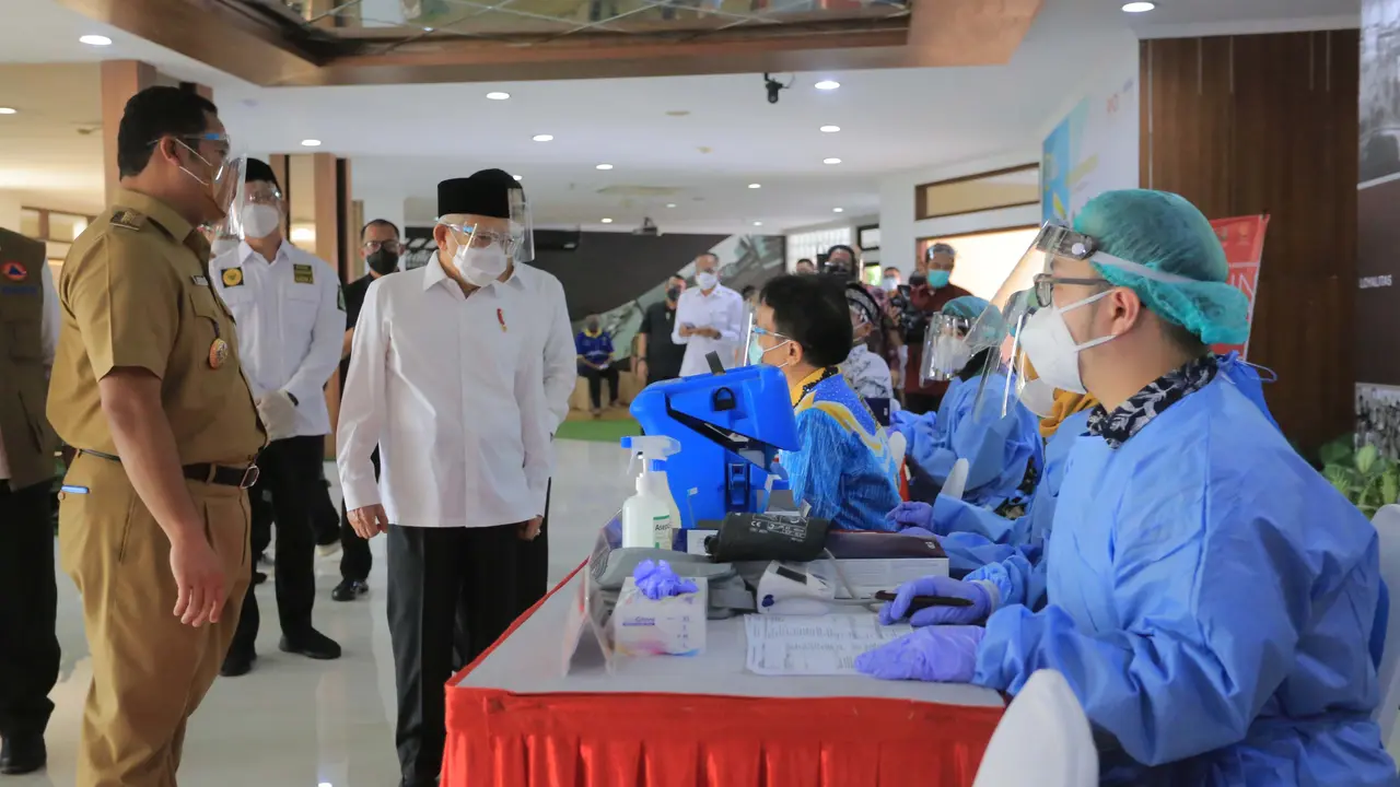 Wakil Presiden Ma'ruf Amin memantau vaksinasi di Kota Tangerang. Liputan6.com/Pramita Tristiawati)