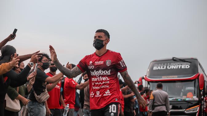 <p>Stefano Lilipaly saat menyapa para suporter Bali United di <em>Training Ground</em> Bali United yang terletak di kawasan Pantai Purnama, Kabupaten Gianyar setelah menjuarai BRI Liga 1 2021/2022. Akhirnya Fano resmi meninggalkan Bali United pada Jumat (6/5/2021). (Bola.com/Maheswara Putra)</p>