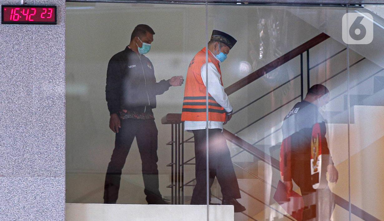 Mantan Bupati Sidoarjo Saiful Ilah (tengah) usai diperiksa di Gedung Merah Putih KPK, Jakarta, Selasa (7/3/2023). Saiful Ilah kembali ditahan KPK dalam kasus suap gratifikasi pemerintahan Kabupaten Sidoarjo, Jawa Timur. (Liputan6.com/Faizal Fanani)