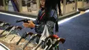 Seorang wanita menjajal pistol di Kay Bailey Hutchison Convention Center saat konvensi tahunan NRA, Texas (6/5). Acara pameran senjata ini dihadiri sekitar 70.000 peserta. (AFP/Loren Elliot)