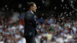 Ekspresi pelatih West Ham United, Slaven Bilic, saat timya bertanding melawan Swansea City dalam laga Liga Inggris di Stadion Upton Park, London, Sabtu (7/5/2016). (AFP/Ian Kington)