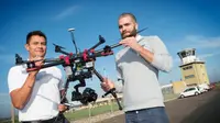 Jonas Cort Pedersen dan rekannya mengembangkan robot pintar dan drone pintar yang dilengkapi kamera untuk menakuti camar. Foto : Deutsche Welle 