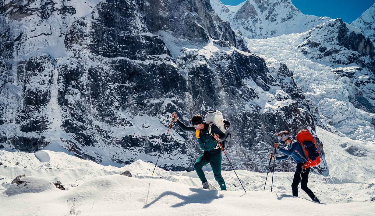 Perjalanan mereka menandai pencapaian penting dalam sejarah pendakian gunung. Dalam foto yang diambil pada 12 Oktober 2025 menunjukkan pendaki gunung Prancis Benjamin Vedrines (kiri) dan Nicolas Jean saat menuju puncak Jannu East yang menjadi pendakian pertama ke puncak setinggi 7.468 meter di Nepal timur. (Quentin DEGRENNE/AFP)