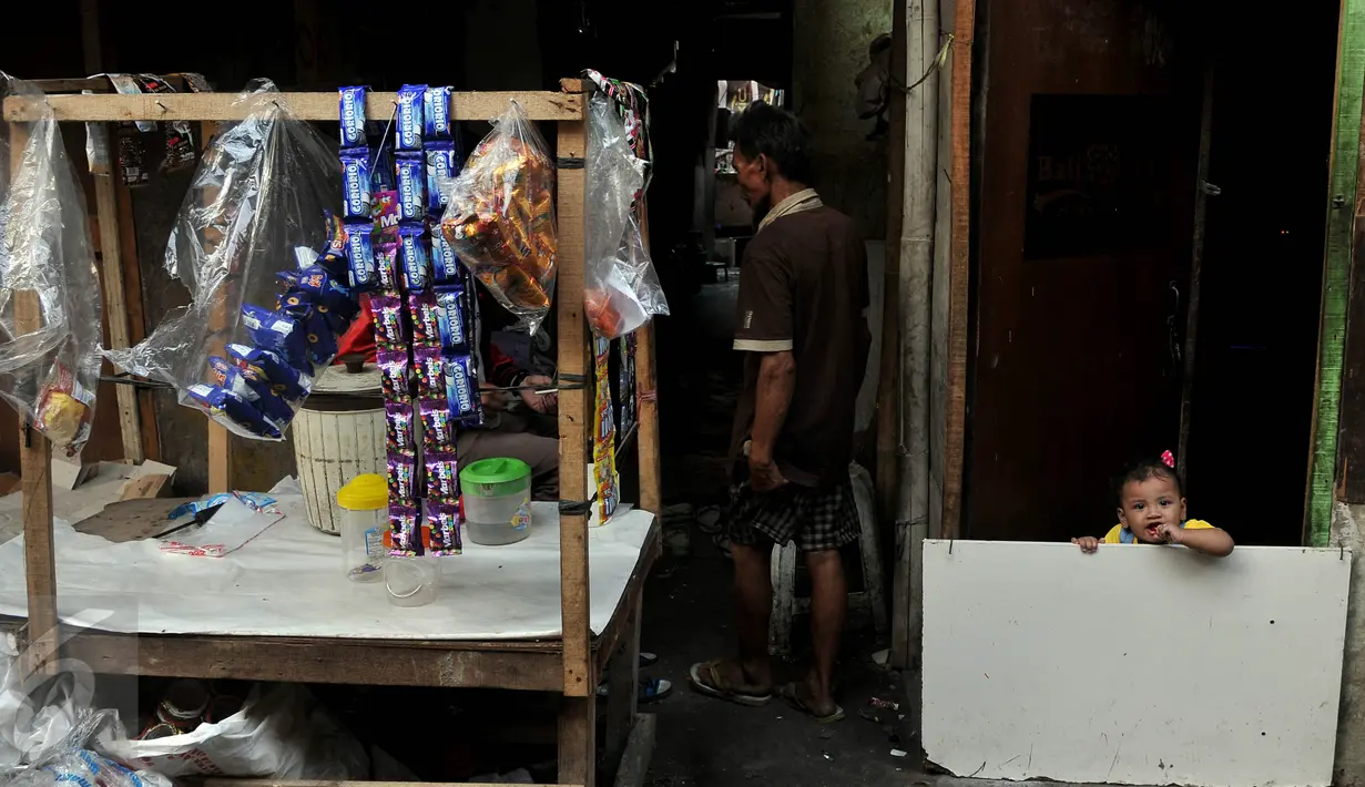 Warga melakukan aktivitas disamping tempat huniannya di kolong jembatan Penjagalan, Penjaringan, Jakarta, Kamis (13/8/2015). Mahalnya biaya hidup dan sewa layak di Jakarta membuat mereka terpaksa tinggal di kolong jembatan. (Liputan6.com/Johan Tallo)