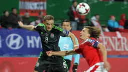 Gelandang Wales, Andy King (kiri) mencoba melewati hadangan kapten Timnas Austria, Julian Baumgartlinger, dalam laga yang berkesudahan 2-2, Kamis dini hari WIB. (Bola.com/Reza Khomaini)