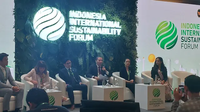 Deputi Bidang Koordinasi Infrastruktur dan Transportasi Kemenko Marves, Rachmat Kaimuddin  dalam Konferensi Pers Indonesia Internarional Sustainability Forum 2024, di JCC Senayan, Jakarta, Kamis (5/9/2024). (Arief/Liputan6.com)