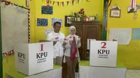 Cagub Jakarta Ridwan Kamil Nyoblos Bareng Istri di Bandung