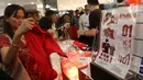 Pengunjung melihat kaus produk official merchandise pasangan calon 01 Jokowi-Ma'ruf Amin di FX Sudirman, Jumat (25/1). Pembuatan merchandise ini diinisiasi langsung oleh salah satu kelompok relawan Jokowi, yakni JokowiMotion. (Liputan6.com/Angga Yuniar)