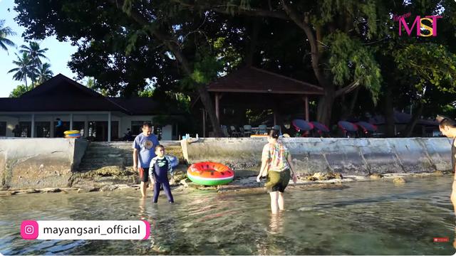 6 Potret Tampak Depan Vila Keluarga Mayangsari di Pulau Pribadi, Menghadap Pantai