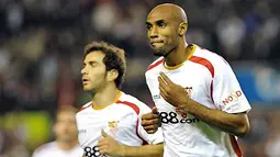 Sevilla&#039;s Malian Frederic Kanoute celebrates with Enzo Maresca after scoring against Recreativo Huelva during their Spanish League football match, on November 9, 2008 at the Sanchez Pizjuan stadium, in Seville. AFP PHOTO/ CRISTINA QUICLER 