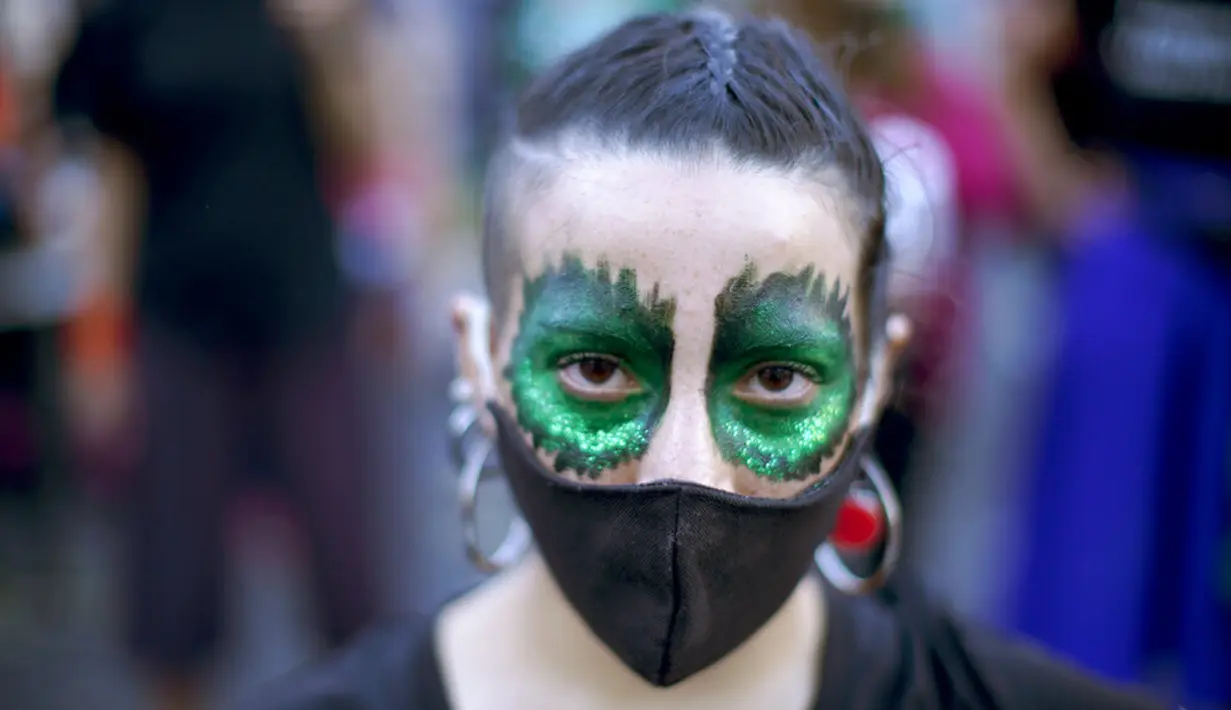 Seorang aktivis hak-hak aborsi mengikuti pawai Hari Dekriminalisasi Aborsi di Amerika Latin dan Karibia di depan Kongres Nasional, Buenos Aires, Argentina, Senin (28/9/2020). (AP Photo/Victor R. Caivano)