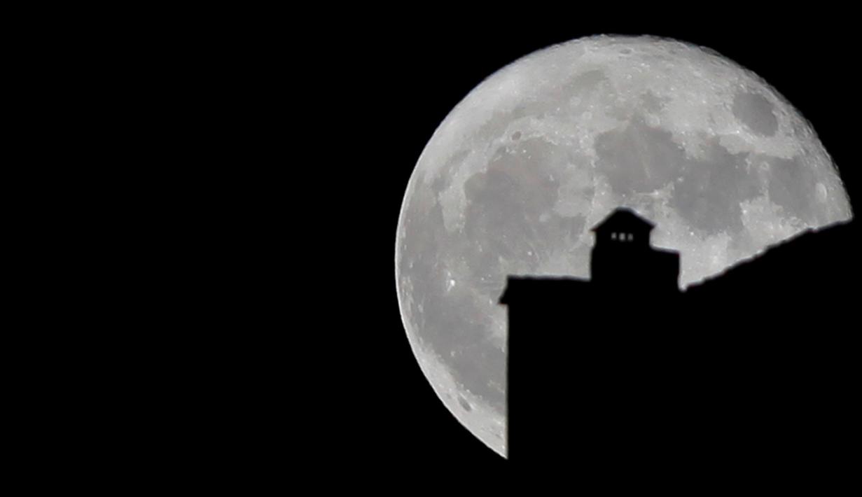 Siluet cerobong asap di sebuah rumah dengan latar belakang Supermoon diatas langit Ronda, Spanyol, Senin (17/10). Fenomoena langka ini terjadi setiap setahun sekali ketika orbit bulan berada dalam jarak terdekat dengan bumi. (Reuters/Jon Nazca)